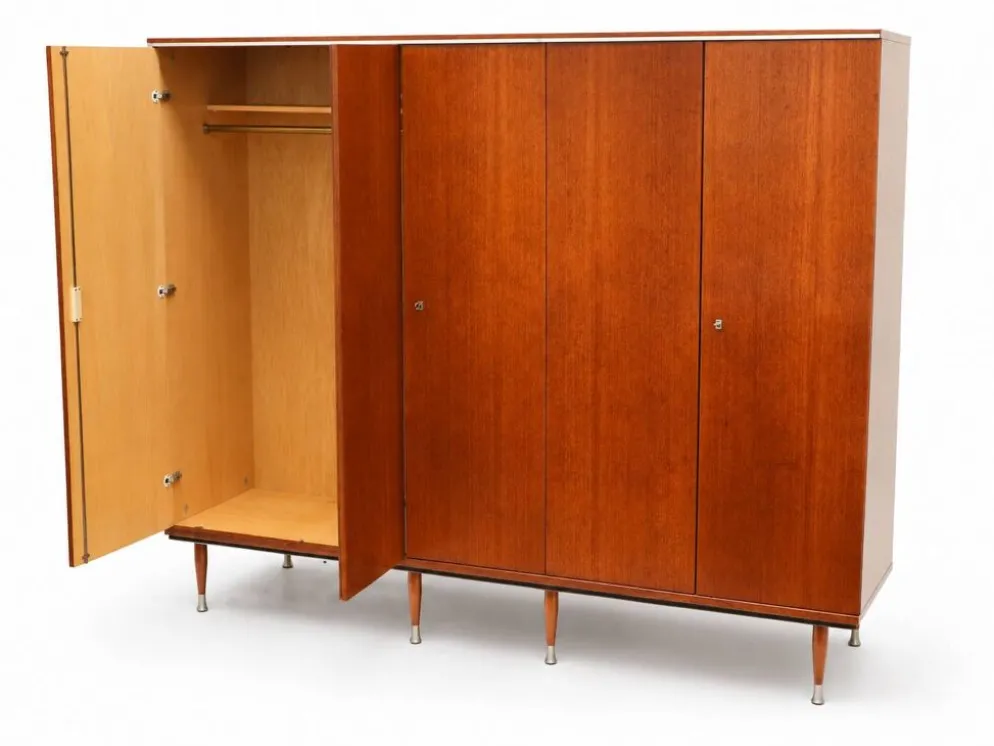 Armoire en teck avec 5 portes, tringle et étagères.