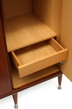 Armoire en teck avec 5 portes, tringle et étagères.