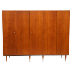 Armoire en teck avec 5 portes, tringle et étagères.
