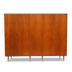 Armoire en teck avec 5 portes, tringle et étagères.
