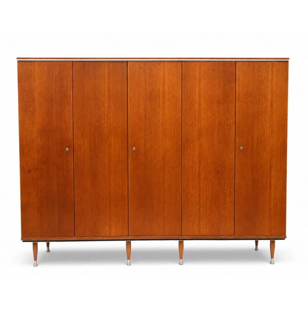 Armoire en teck avec 5 portes, tringle et étagères.