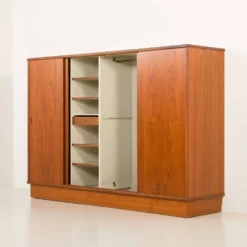 Armoire en teck danoise grande des années 1960.