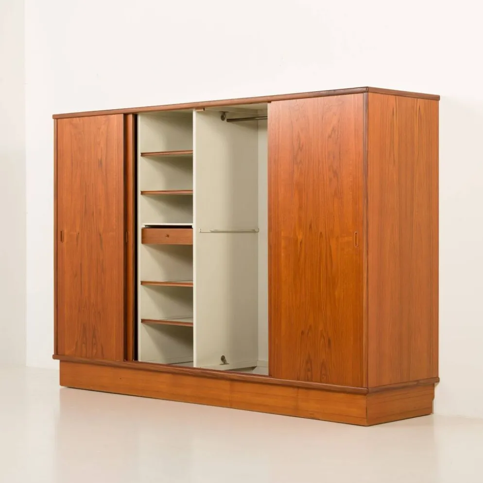 Armoire en teck danoise grande des années 1960.