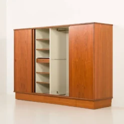 Armoire en teck danoise grande des années 1960.