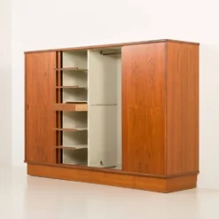 Armoire en teck danoise grande des années 1960.
