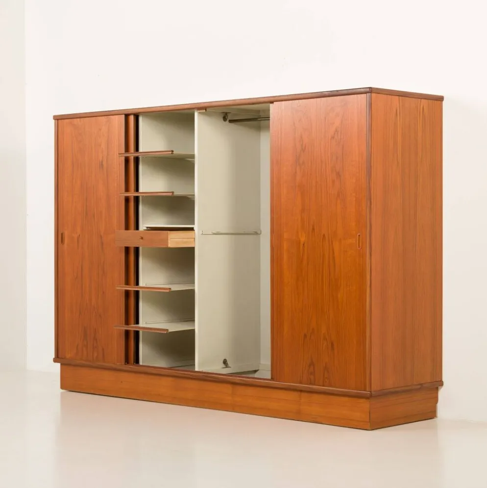 Armoire en teck danoise grande des années 1960.