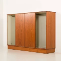 Armoire en teck danoise grande des années 1960.