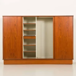 Armoire en teck danoise grande des années 1960.