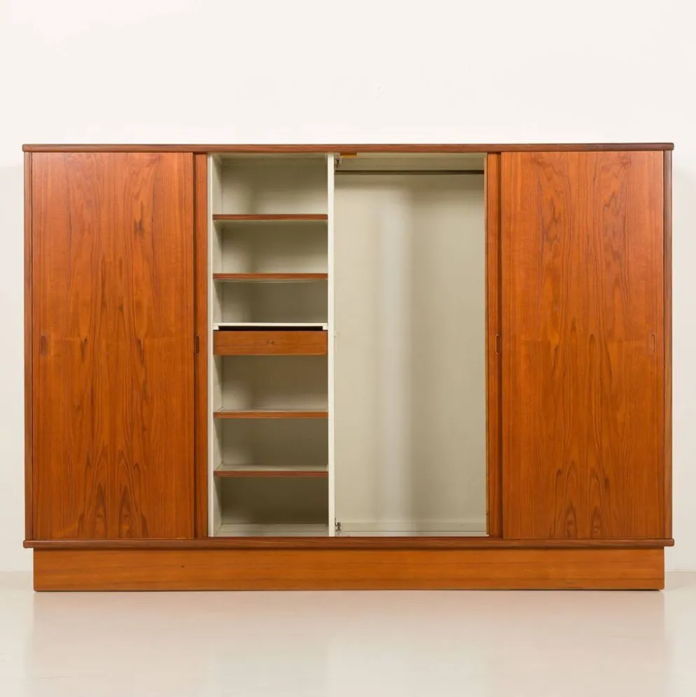 Armoire en teck danoise grande des années 1960.