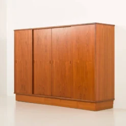 Armoire en teck danoise grande des années 1960.