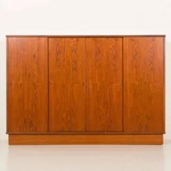 Armoire en teck danoise grande des années 1960.