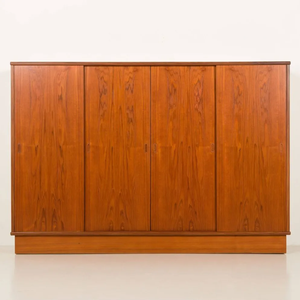 Armoire en teck danoise grande des années 1960.