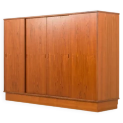 Armoire en teck danoise grande des années 1960.