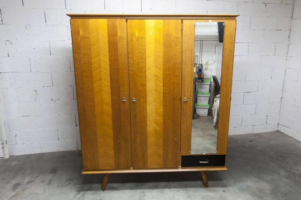 Armoire Française pieds compas 3 portes 1 miroir 27*130 et 1 t