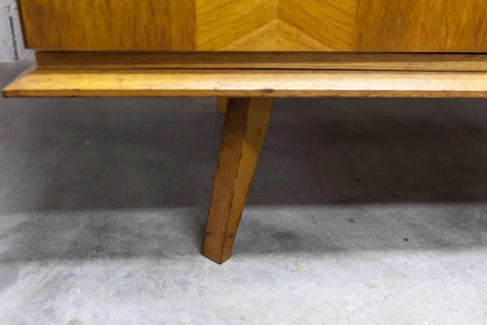 Armoire Française pieds compas 3 portes 1 miroir 27*130 et 1 t