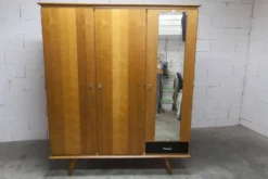Armoire Française pieds compas 3 portes 1 miroir 27*130 et 1 t