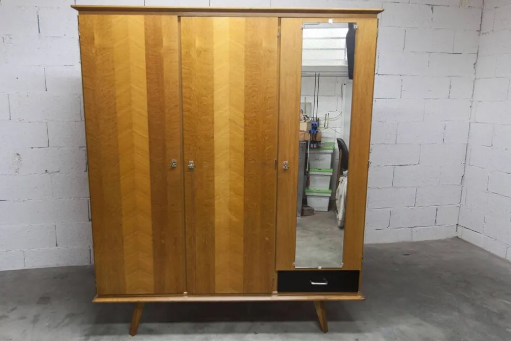 Armoire Française pieds compas 3 portes 1 miroir 27*130 et 1 t