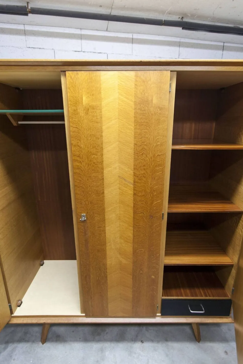 Armoire Française pieds compas 3 portes 1 miroir 27*130 et 1 t