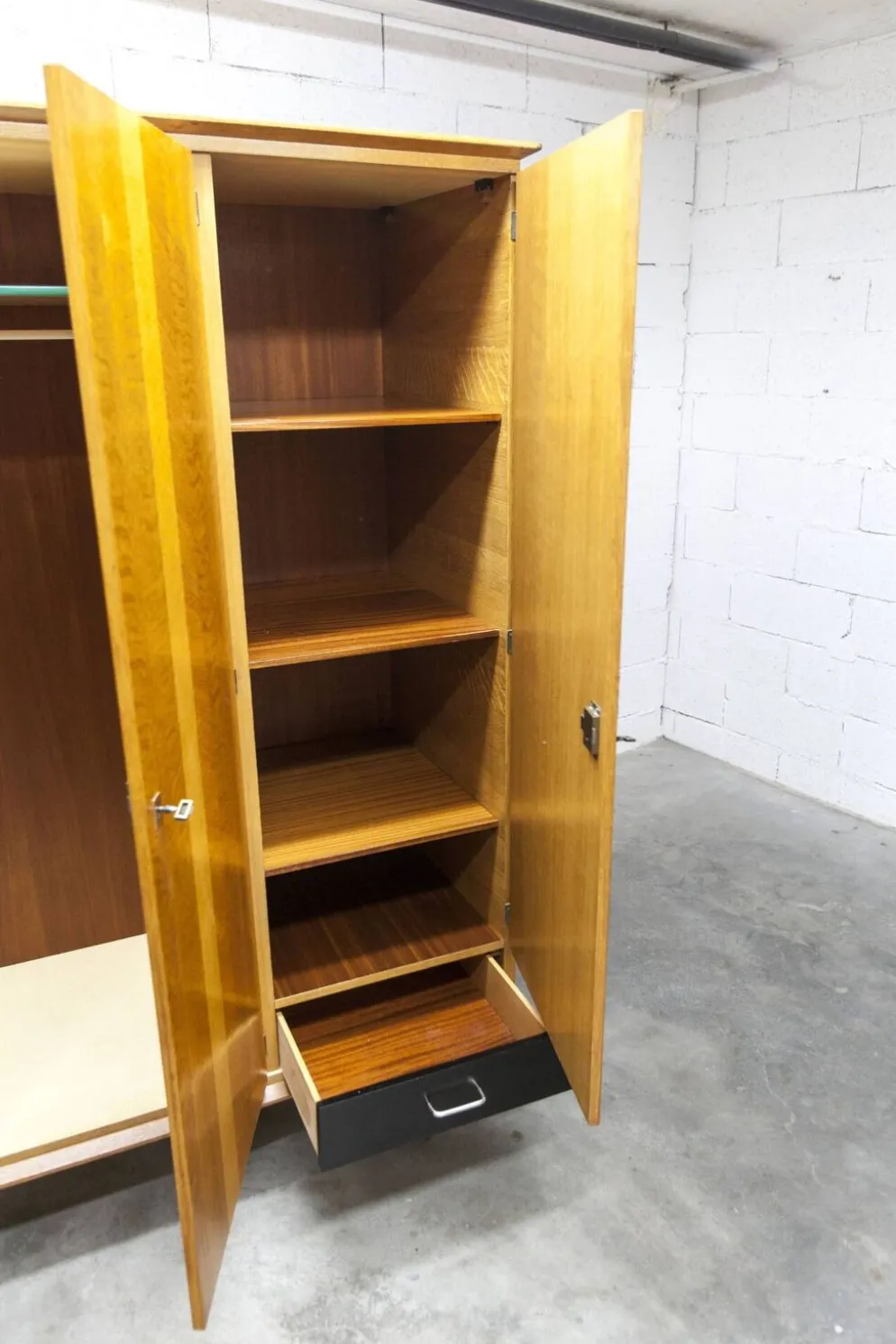 Armoire Française pieds compas 3 portes 1 miroir 27*130 et 1 t