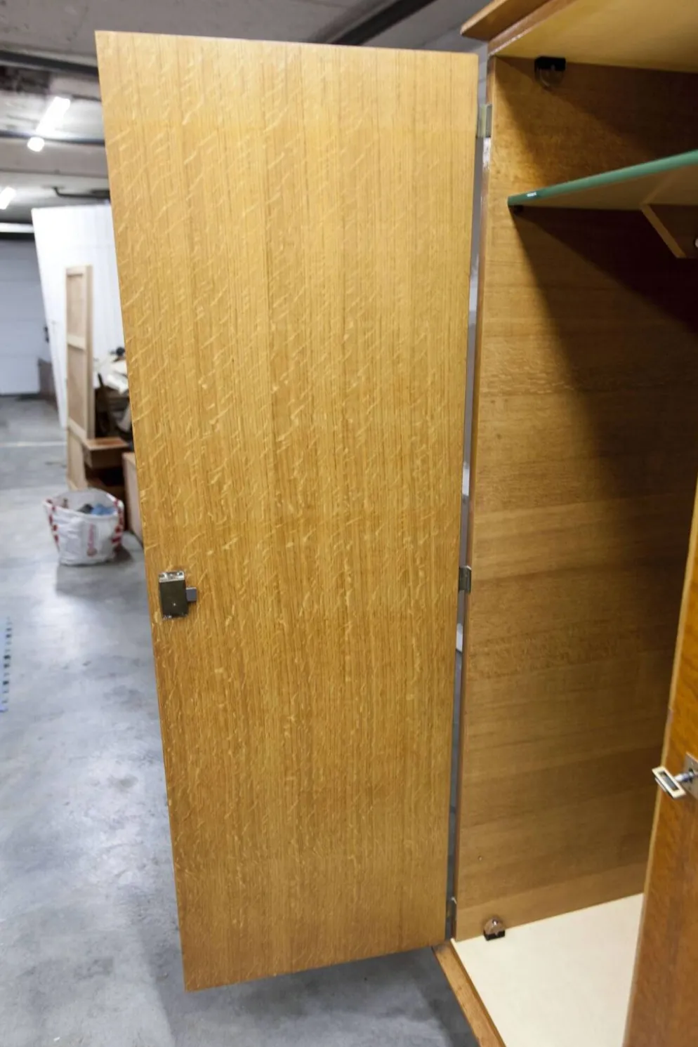Armoire Française pieds compas 3 portes 1 miroir 27*130 et 1 t
