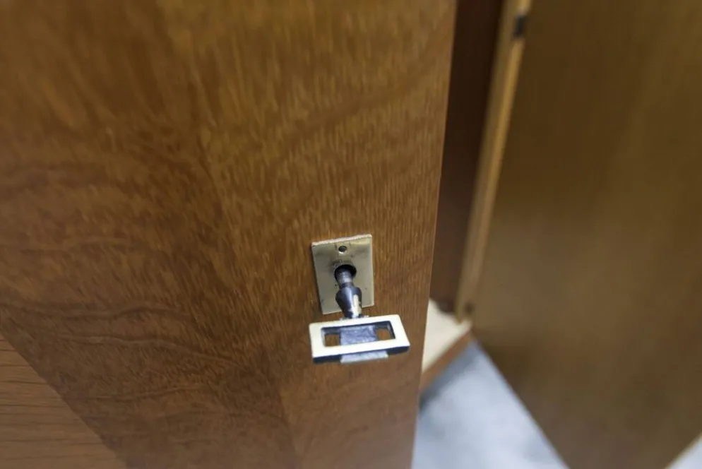 Armoire Française pieds compas 3 portes 1 miroir 27*130 et 1 t