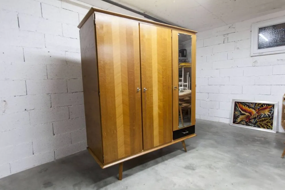 Armoire Française pieds compas 3 portes 1 miroir 27*130 et 1 t