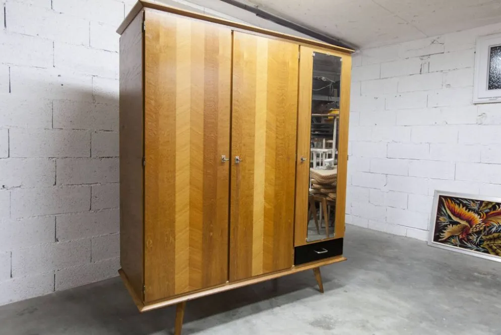 Armoire Française pieds compas 3 portes 1 miroir 27*130 et 1 t