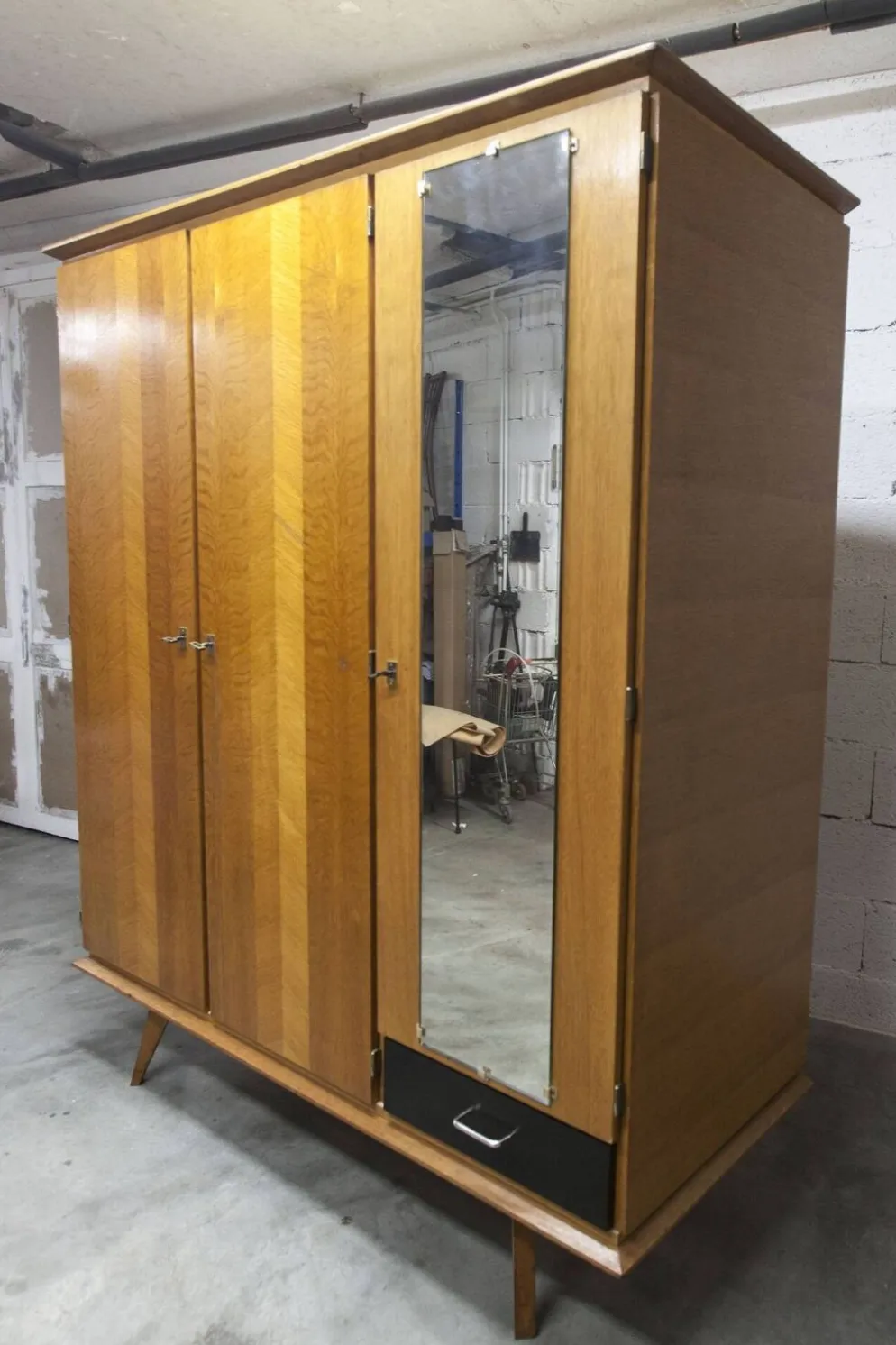 Armoire Française pieds compas 3 portes 1 miroir 27*130 et 1 t
