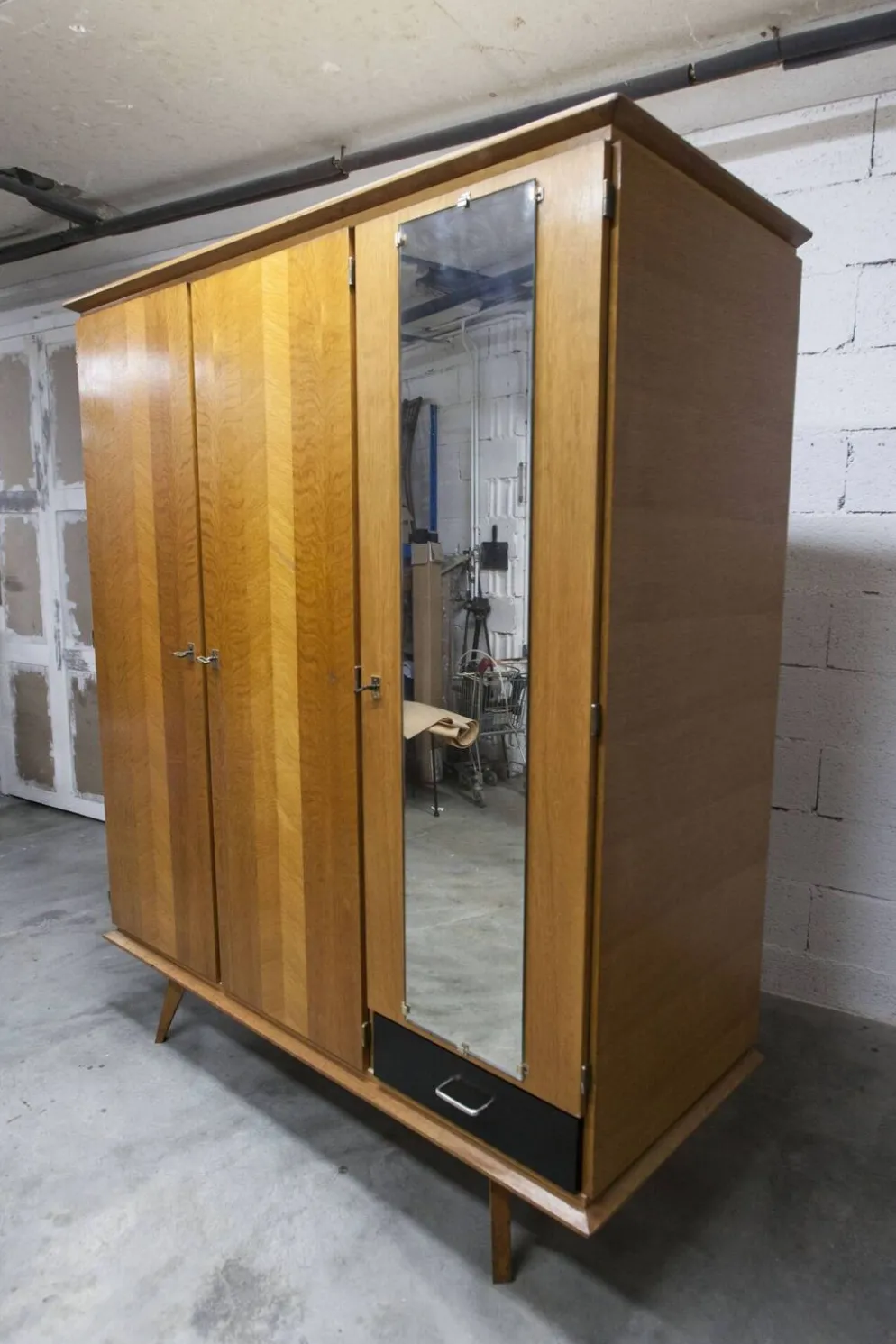 Armoire Française pieds compas 3 portes 1 miroir 27*130 et 1 t