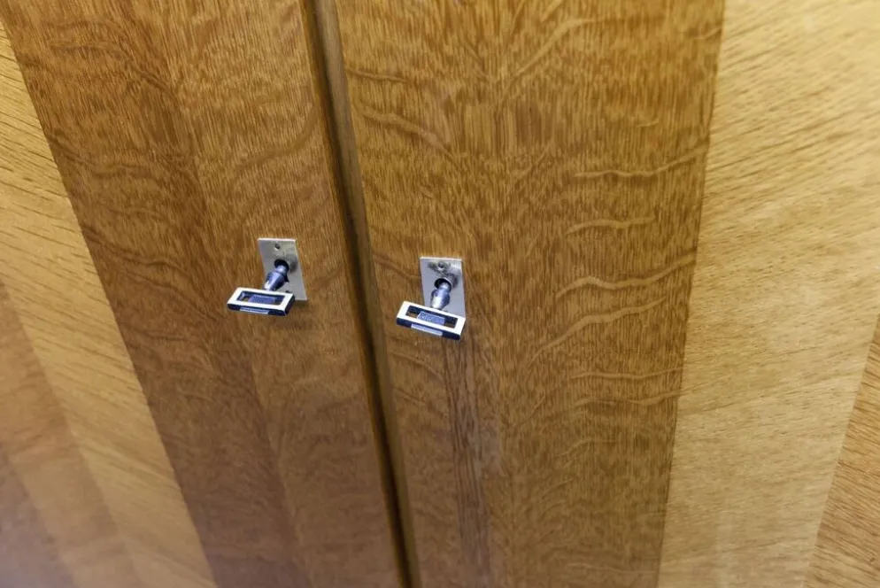 Armoire Française pieds compas 3 portes 1 miroir 27*130 et 1 t