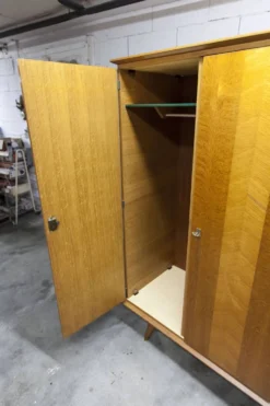 Armoire Française pieds compas 3 portes 1 miroir 27*130 et 1 t