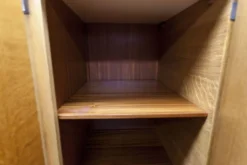 Armoire Française pieds compas 3 portes 1 miroir 27*130 et 1 t