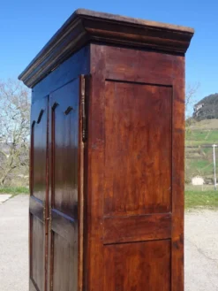 Armoire Louis Philippe en noyer massif