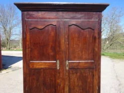Armoire Louis Philippe en noyer massif