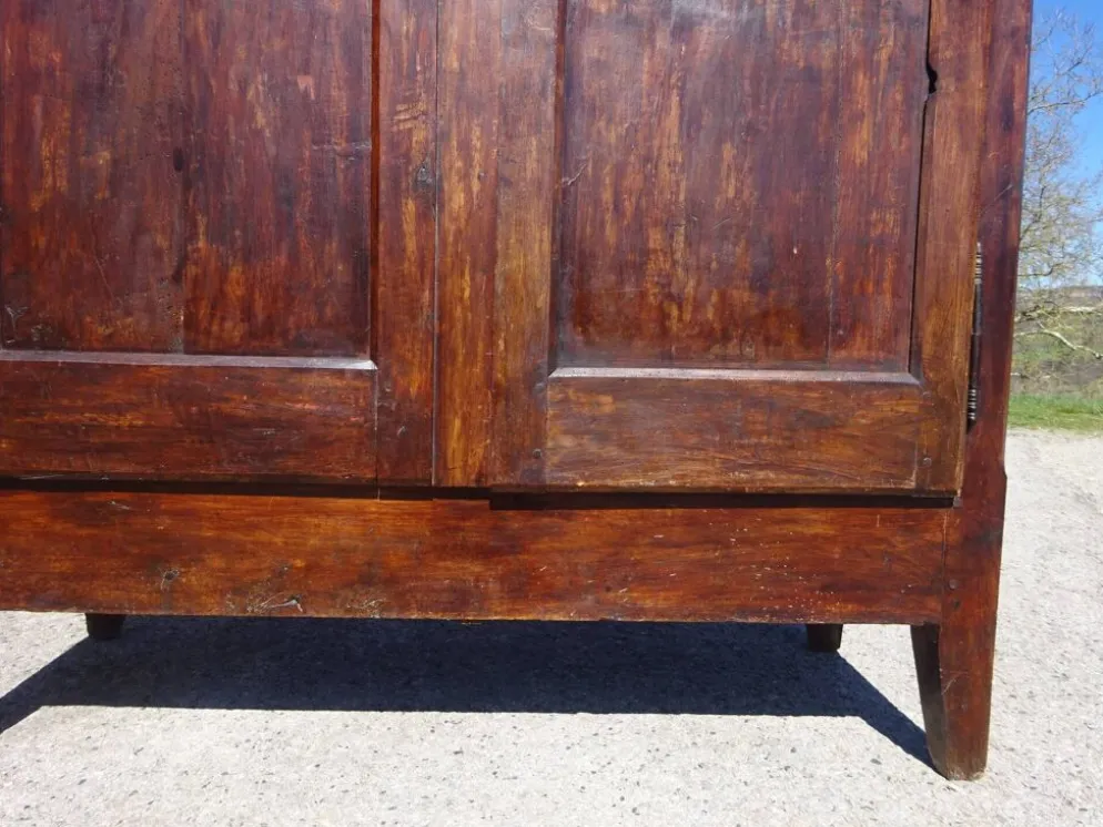 Armoire Louis Philippe en noyer massif