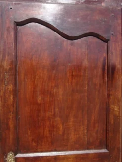 Armoire Louis Philippe en noyer massif
