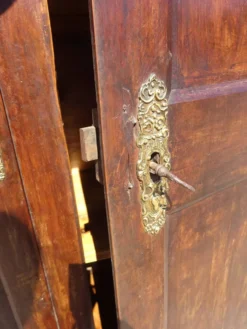 Armoire Louis Philippe en noyer massif
