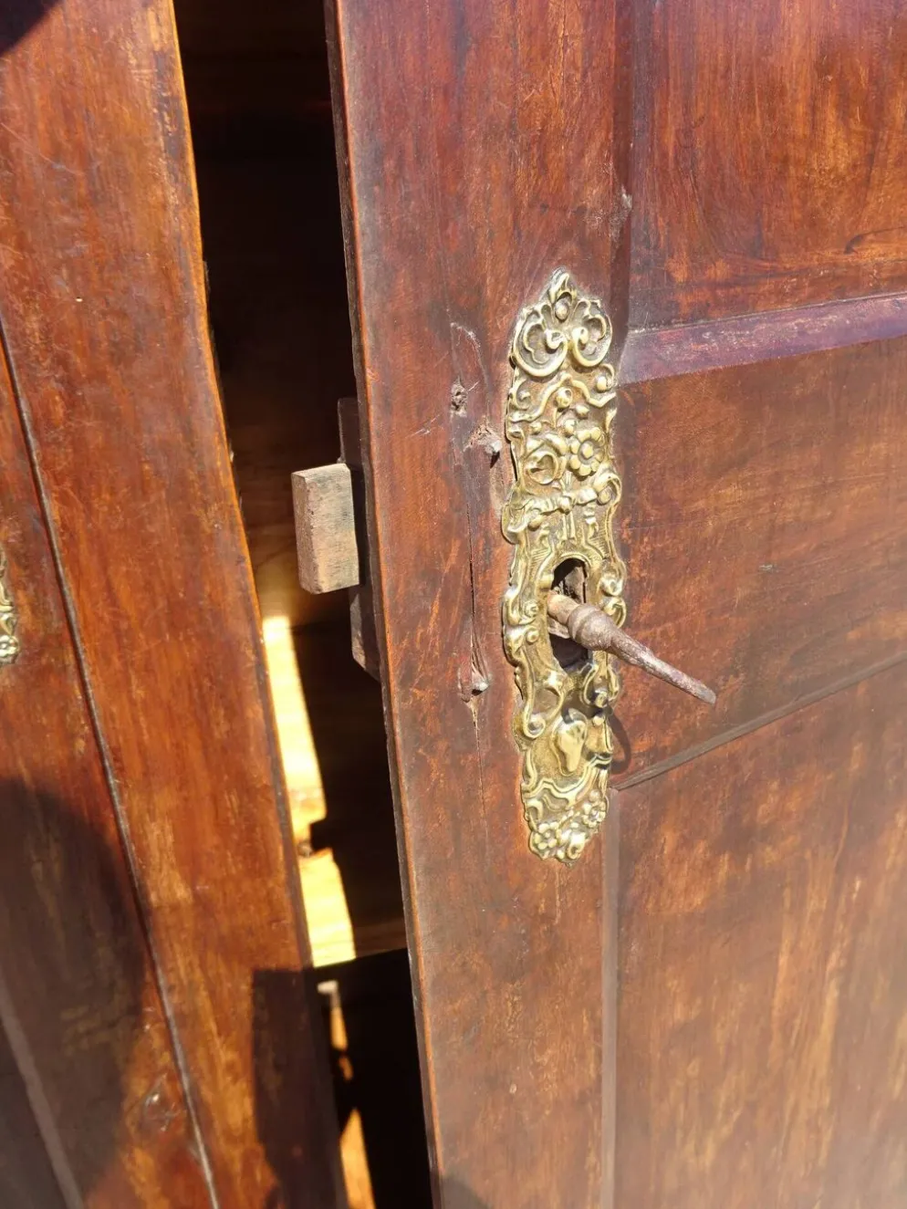 Armoire Louis Philippe en noyer massif