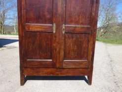 Armoire Louis Philippe en noyer massif