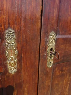 Armoire Louis Philippe en noyer massif