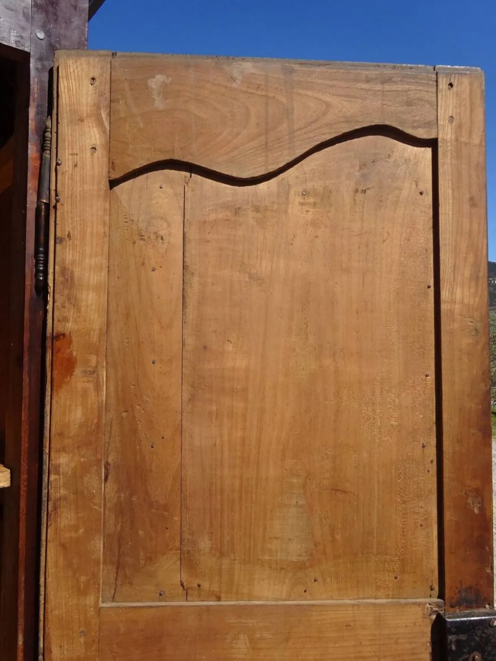 Armoire Louis Philippe en noyer massif