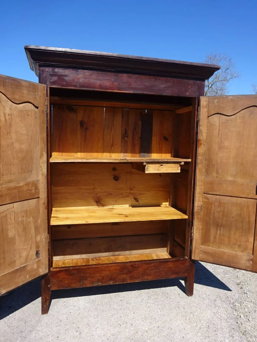Armoire Louis Philippe en noyer massif