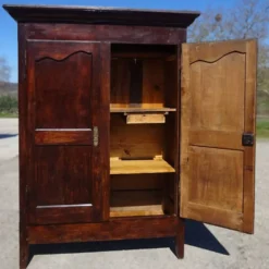 Armoire Louis Philippe en noyer massif