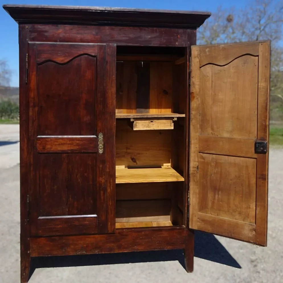 Armoire Louis Philippe en noyer massif