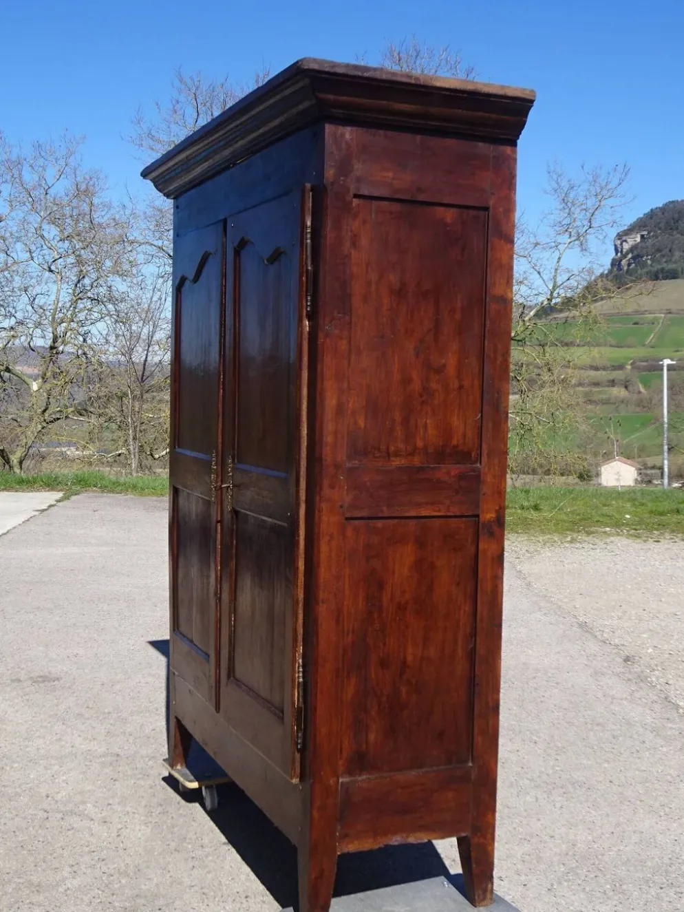 Armoire Louis Philippe en noyer massif