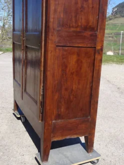 Armoire Louis Philippe en noyer massif