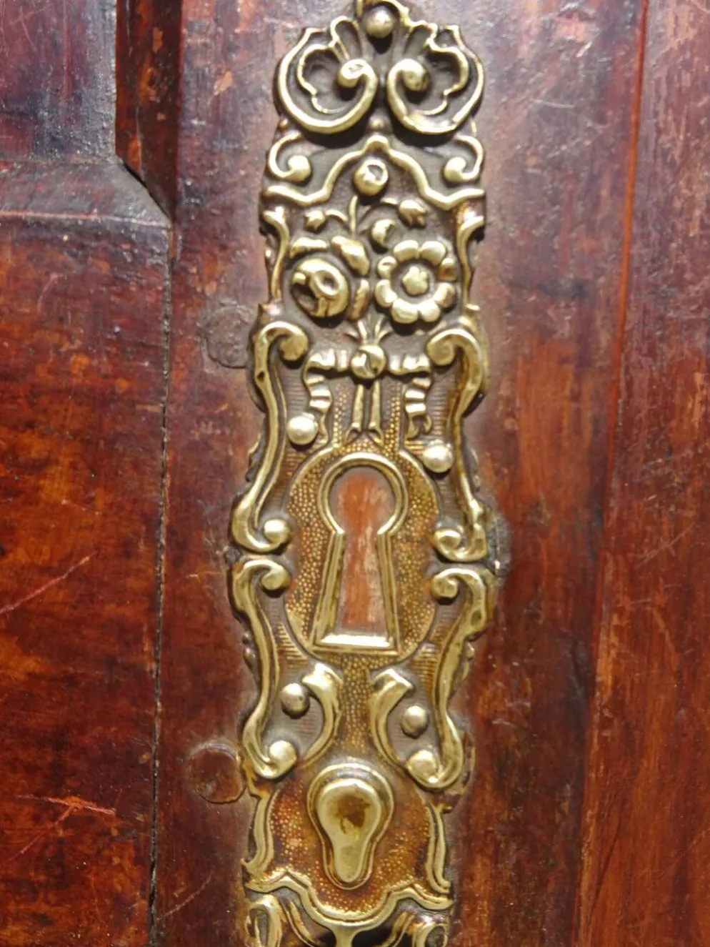 Armoire Louis Philippe en noyer massif