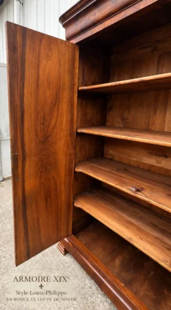 Armoire Louis-Philippe en ronce et loupe de noyer