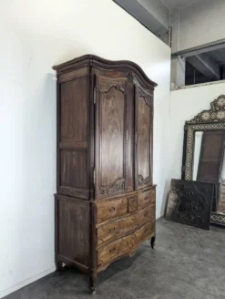 Armoire Louis XV en chêne à chapeau de gendarme et quatre tiroirs