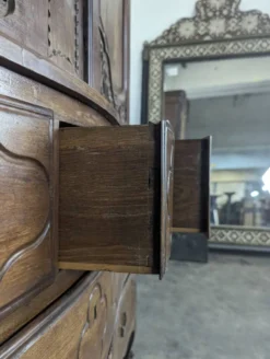 Armoire Louis XV en chêne à chapeau de gendarme et quatre tiroirs